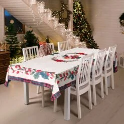 Christmas Home Decor: The Mistletoe Tablecloth